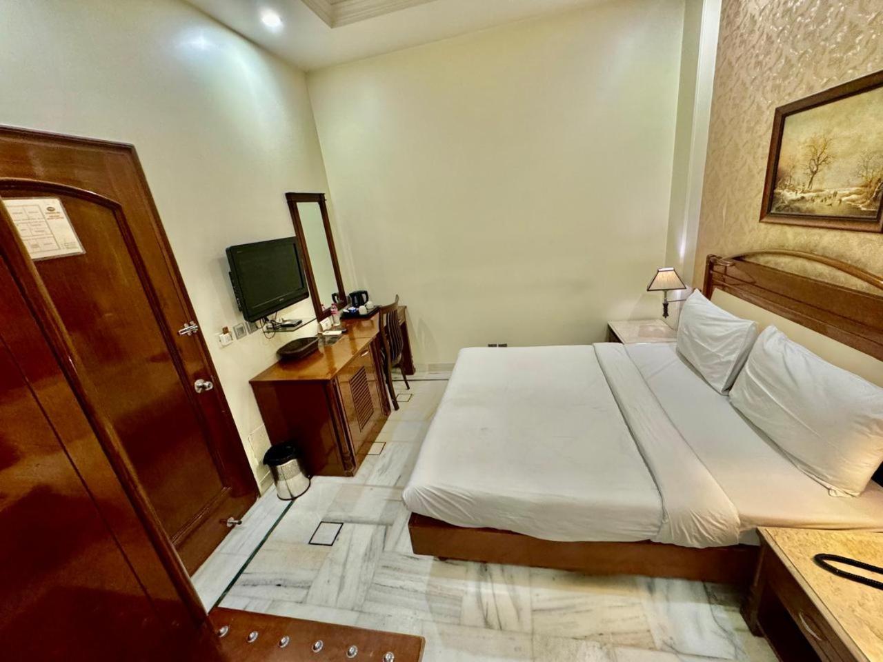 Hotel Florence Inn, Karol Bagh, New Delhi, 2 Min From Metro Exteriör bild